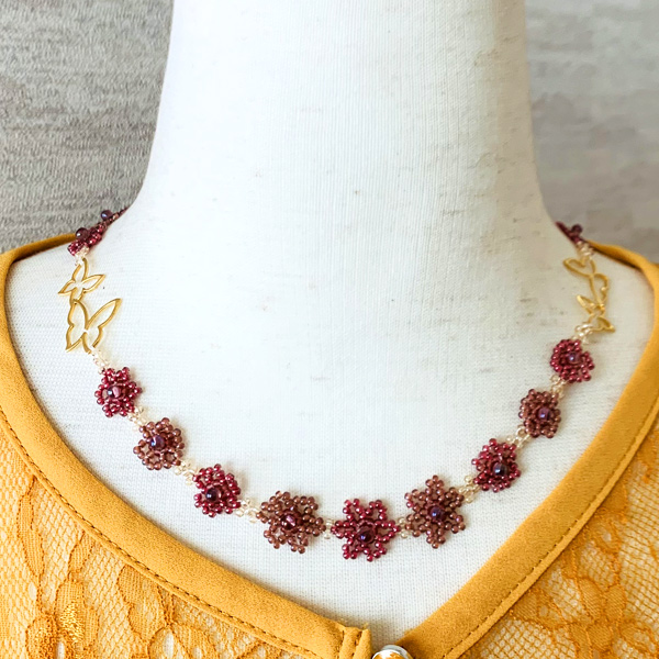 アクセサリーキット ハンドメイド スプリングスターフラワーと蝶のネックレス（ローズ）