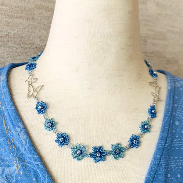 アクセサリーキット ハンドメイド スプリングスターフラワーと蝶のネックレス（ブルー）