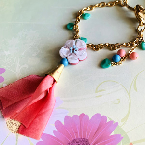 ビーズアクセサリーキット 花桃とリボンタッセルのバッグチャーム